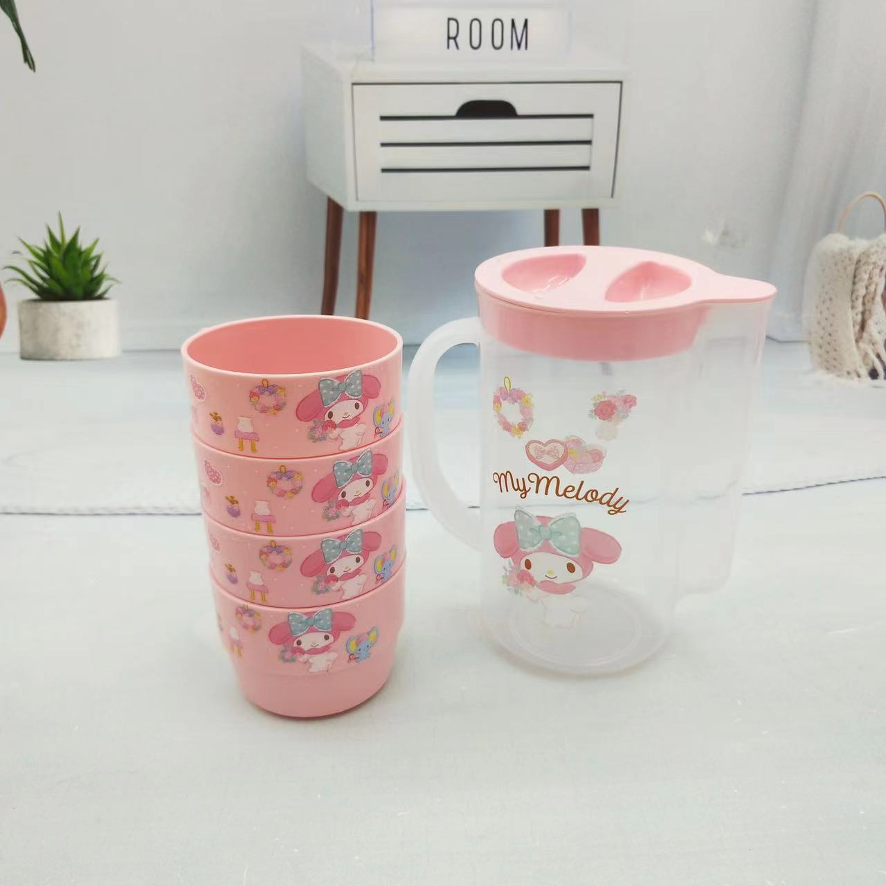 Spot plastic cold water kettle, cute girl heart, large capacity, one pot, four cups, high-temperature resistant cold water kettle, fruit juice teapot